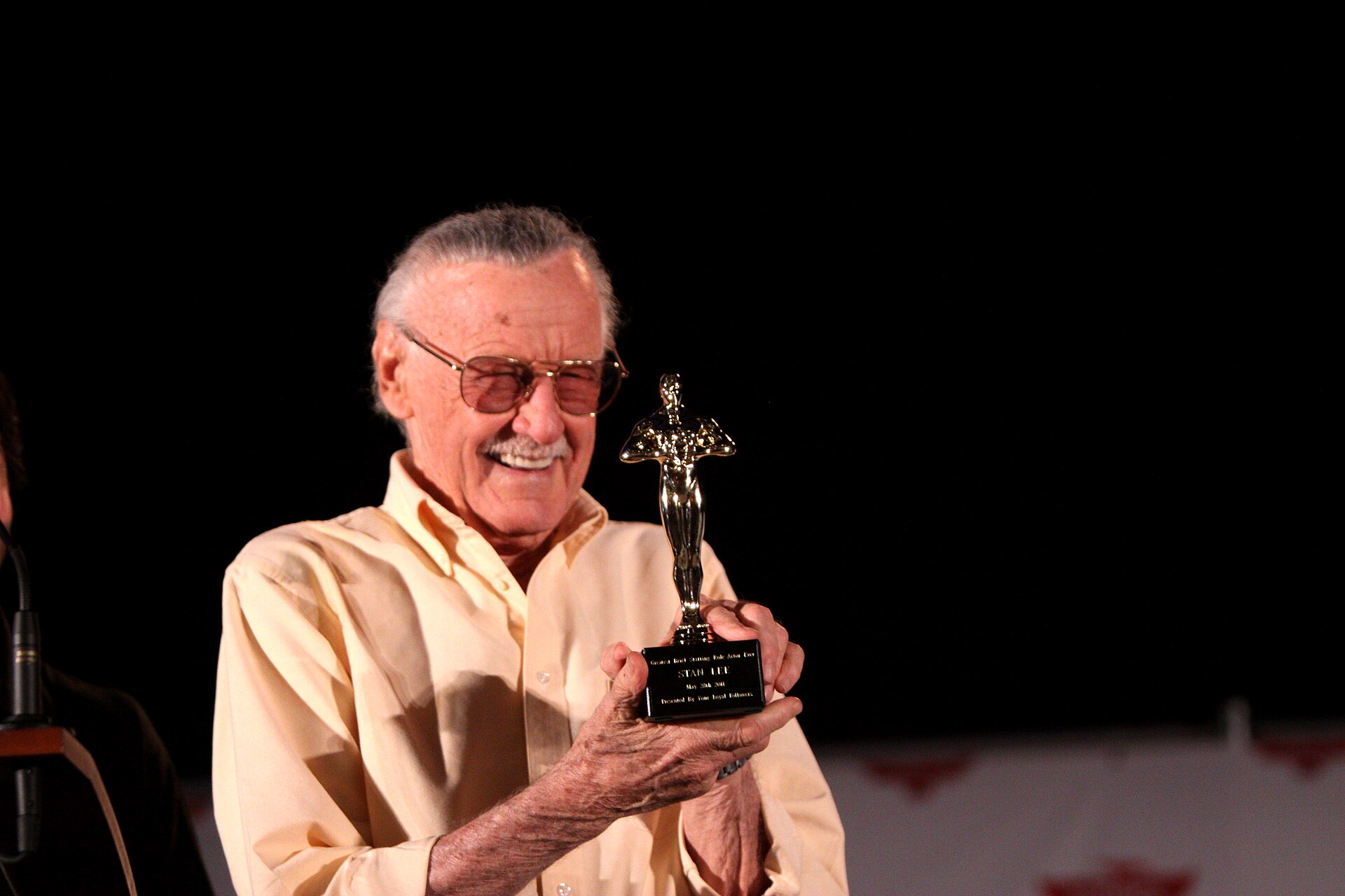 Imagem de referência de Stan Lee, descrito nos dados abertos como escritor, editor, publicitário, produtor, diretor e empresário norte-americano