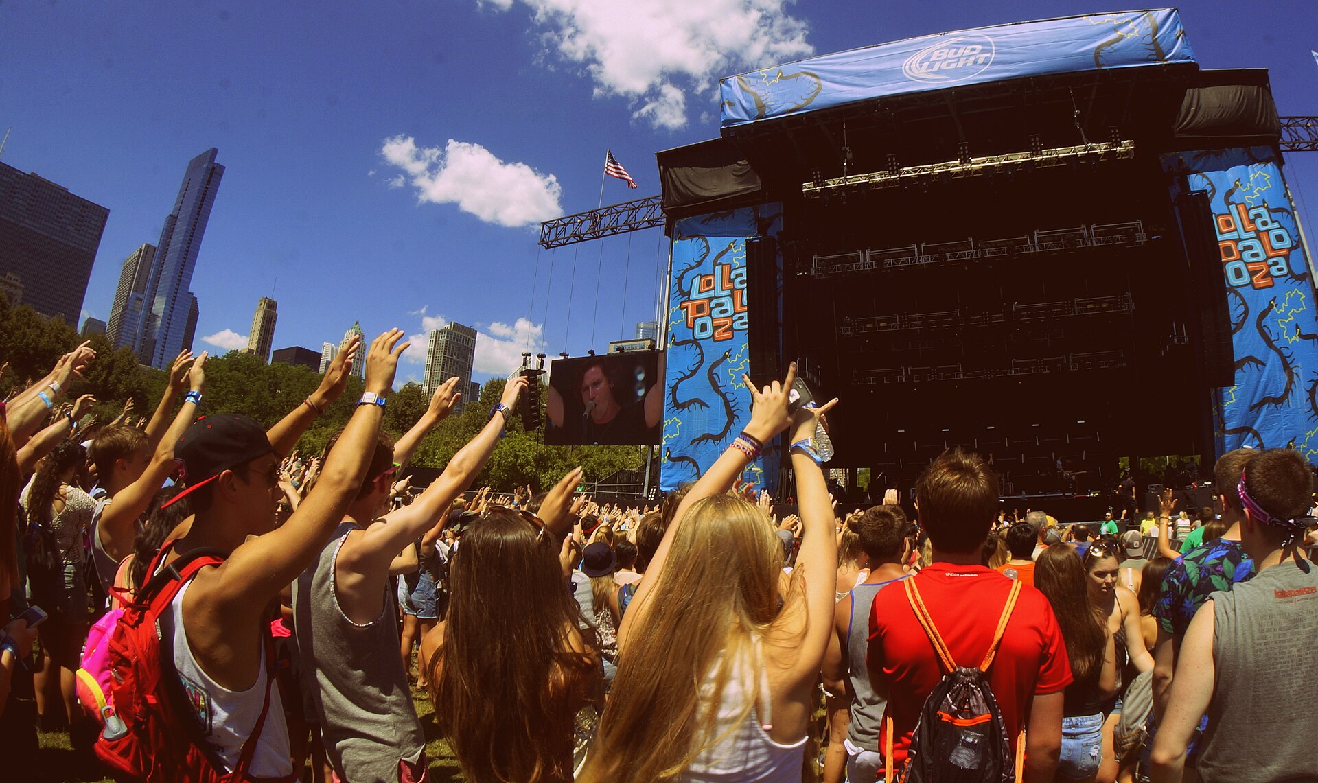 Imagem de referência relacionada a Lollapalooza, item descrito como festival de música anual