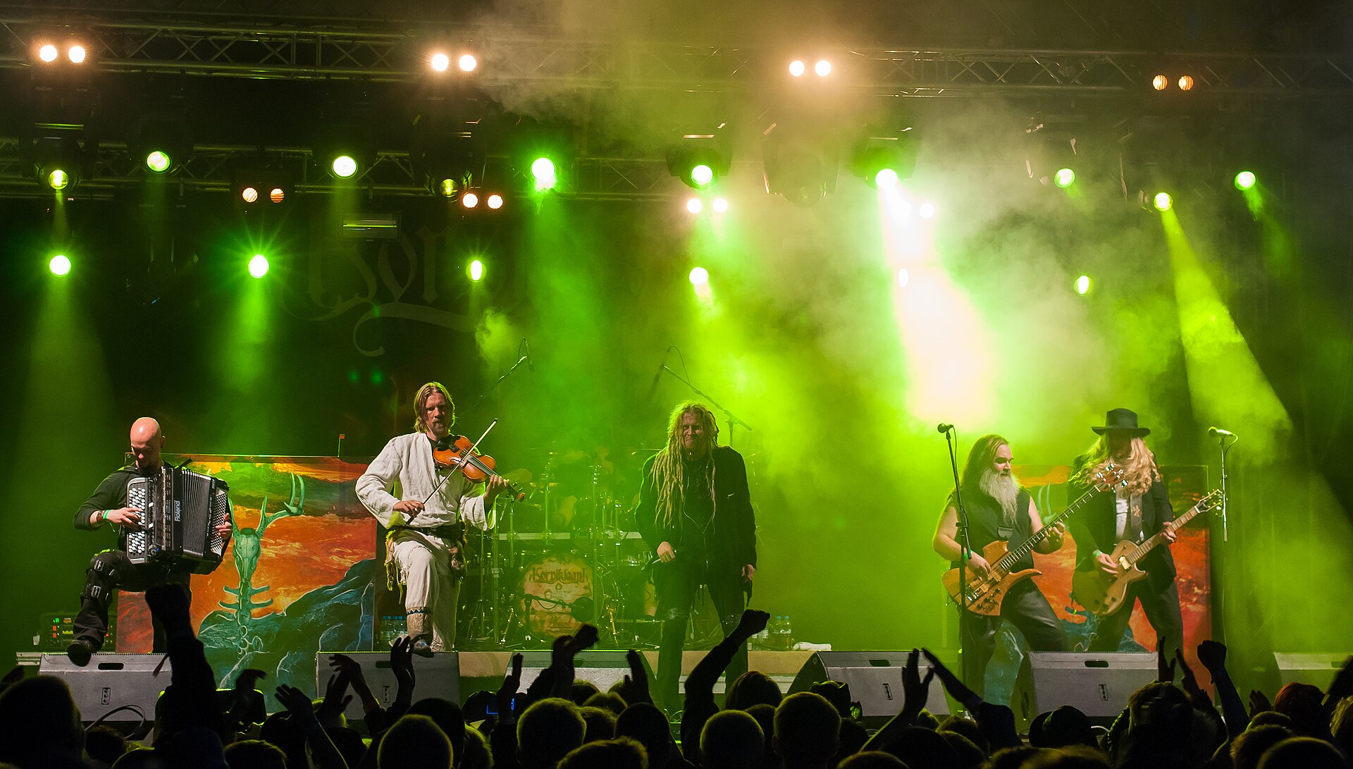 Imagem de referência de Korpiklaani, descrito nos dados abertos como banda finlandesa de folk metal