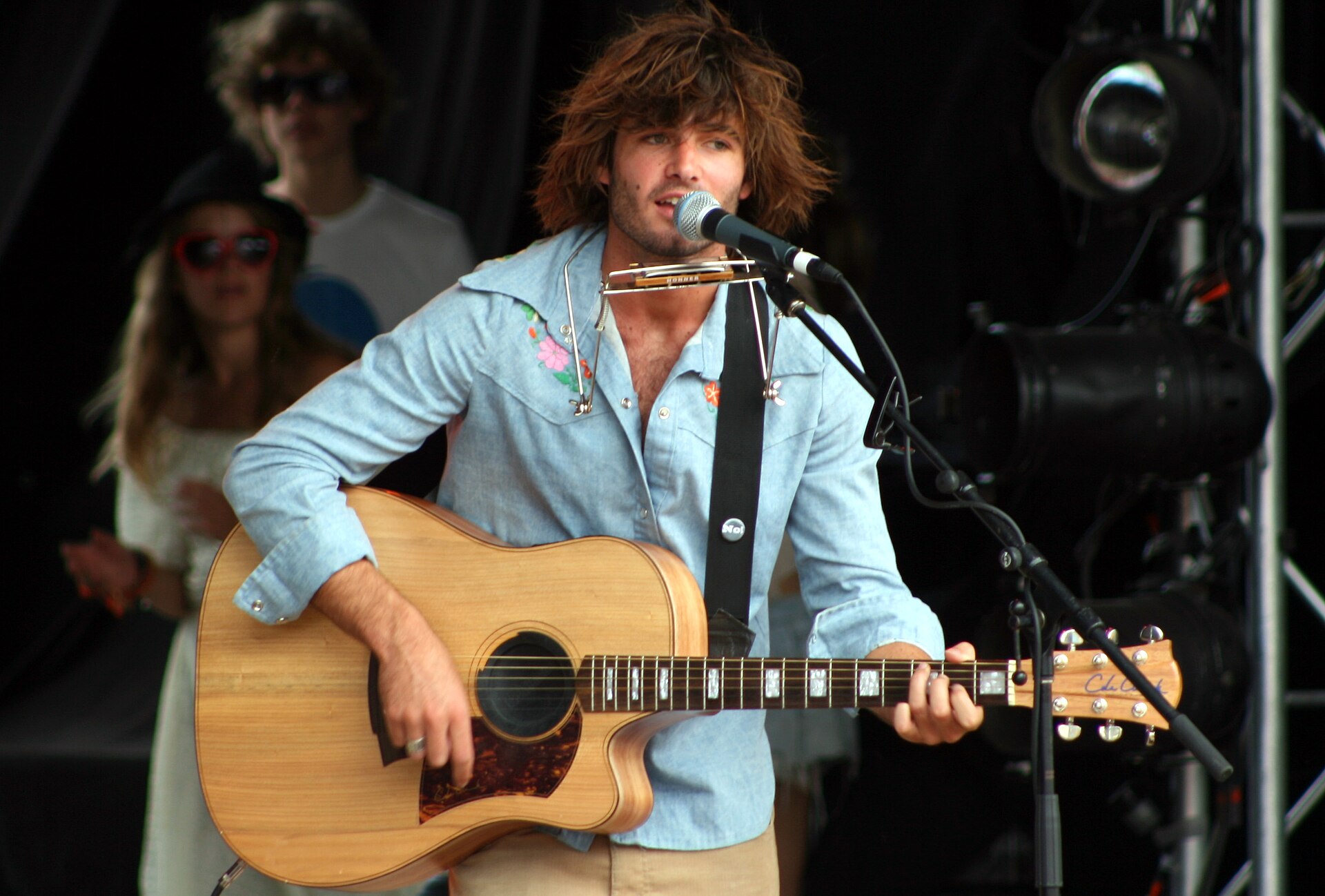 Imagem de referência de Angus & Julia Stone, descrito nos dados abertos como banda musical