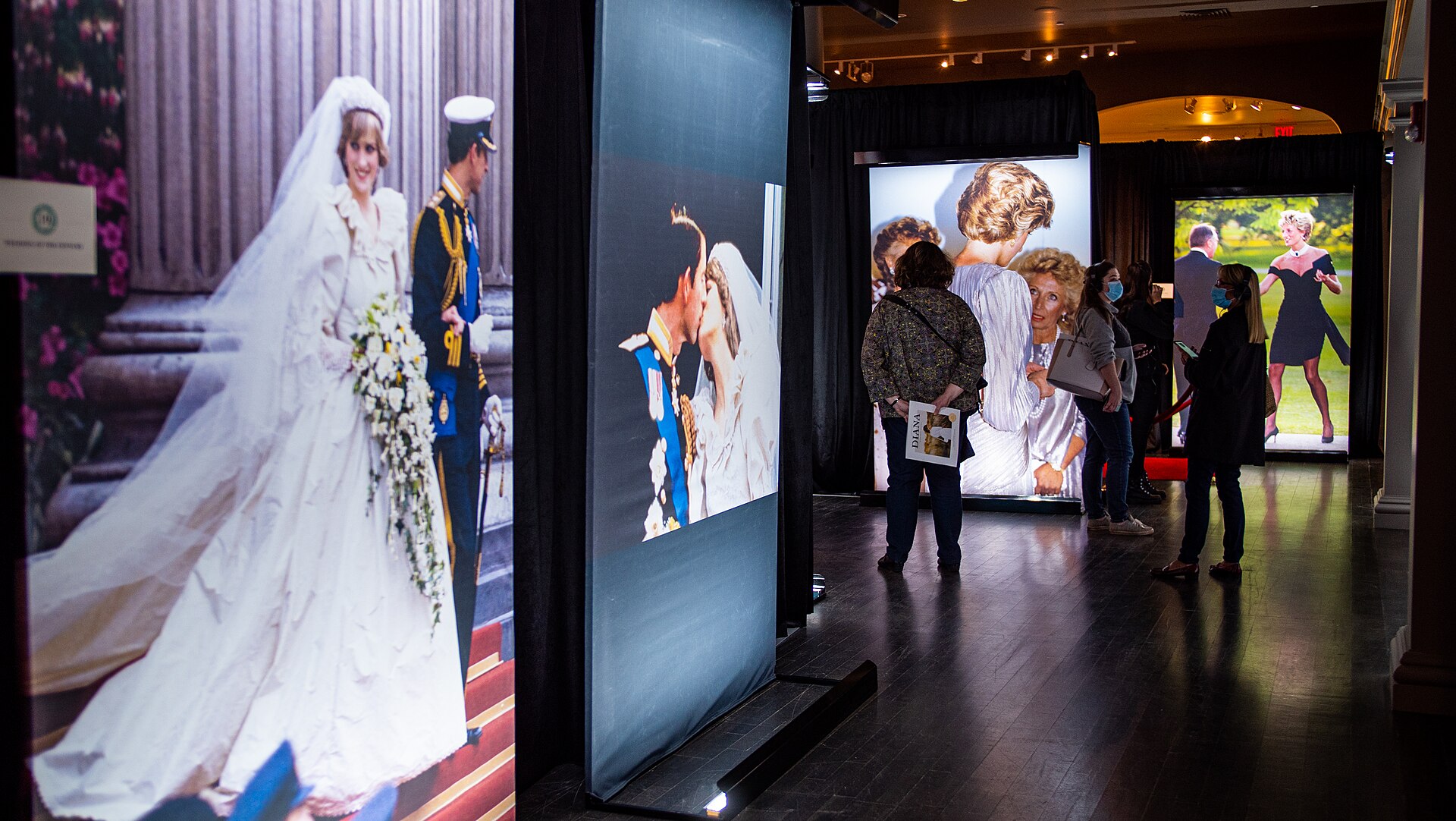 Imagem de referência relacionada a Vestido de casamento de Lady Diana Spencer, item descrito como registro de referência sobre Vestido de casamento de Lady Diana Spencer, organizado a partir de dados estruturados abertos