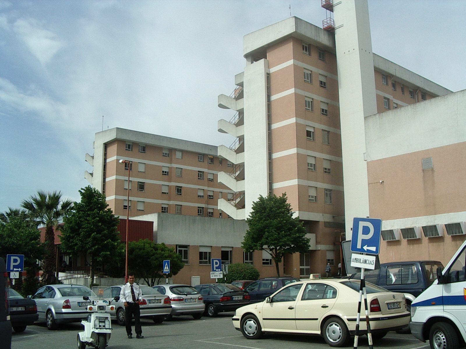 Imagem de referência de Hospital Garcia de Orta, descrito nos dados abertos como hospital público em Almada, Portugal