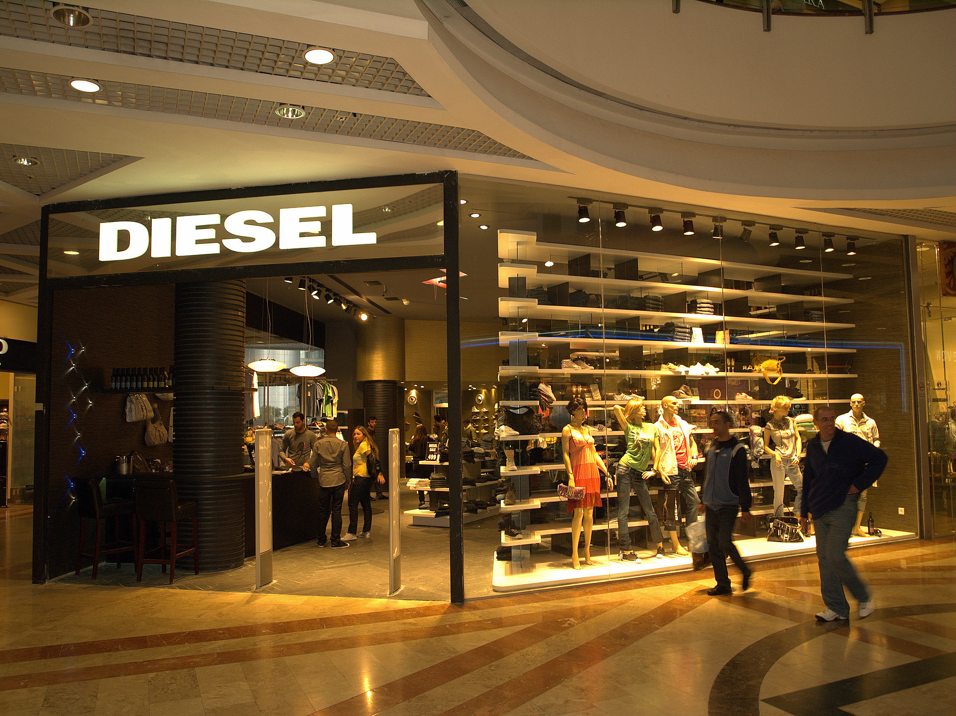 Imagem de referência relacionada a Diesel, item descrito como empresa de moda
