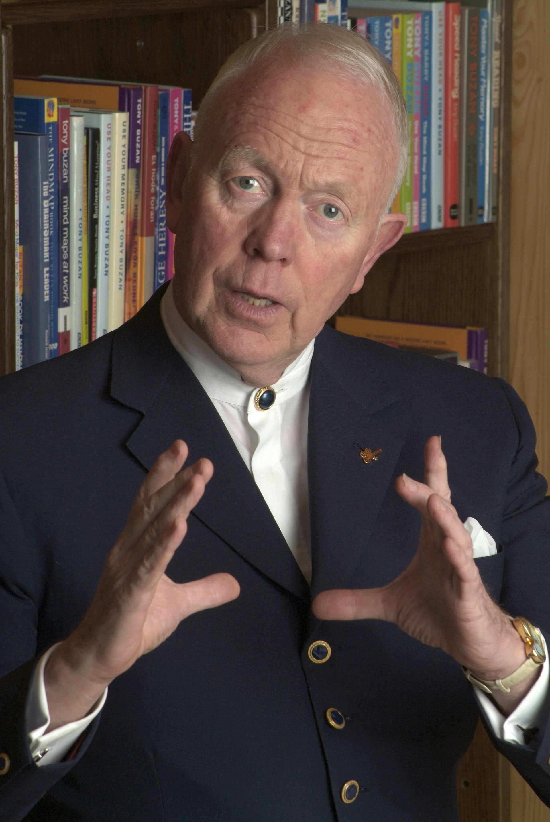 Imagem de referência de Tony Buzan, descrito nos dados abertos como psicólogo britânico