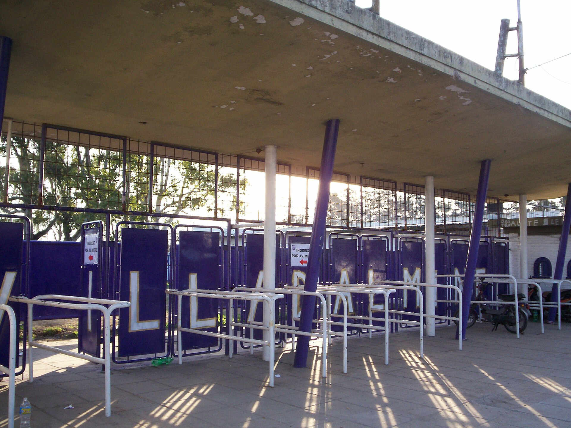 Imagem de referência de Estádio El Coliseo de Mitre y Puccini, descrito nos dados abertos como estádio em Campana (Buenos Aires), Argentina