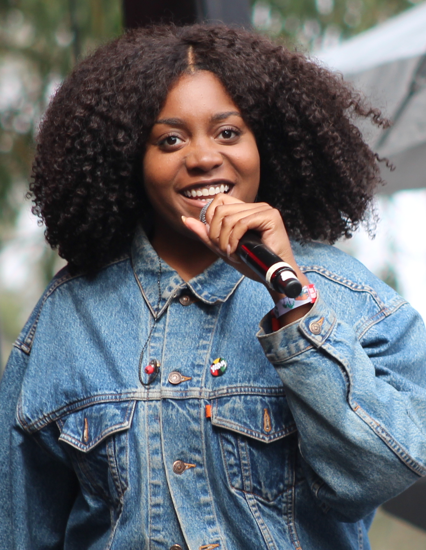 Imagem de referência de Noname, descrito nos dados abertos como rapper, poeta e ativista norte-americana