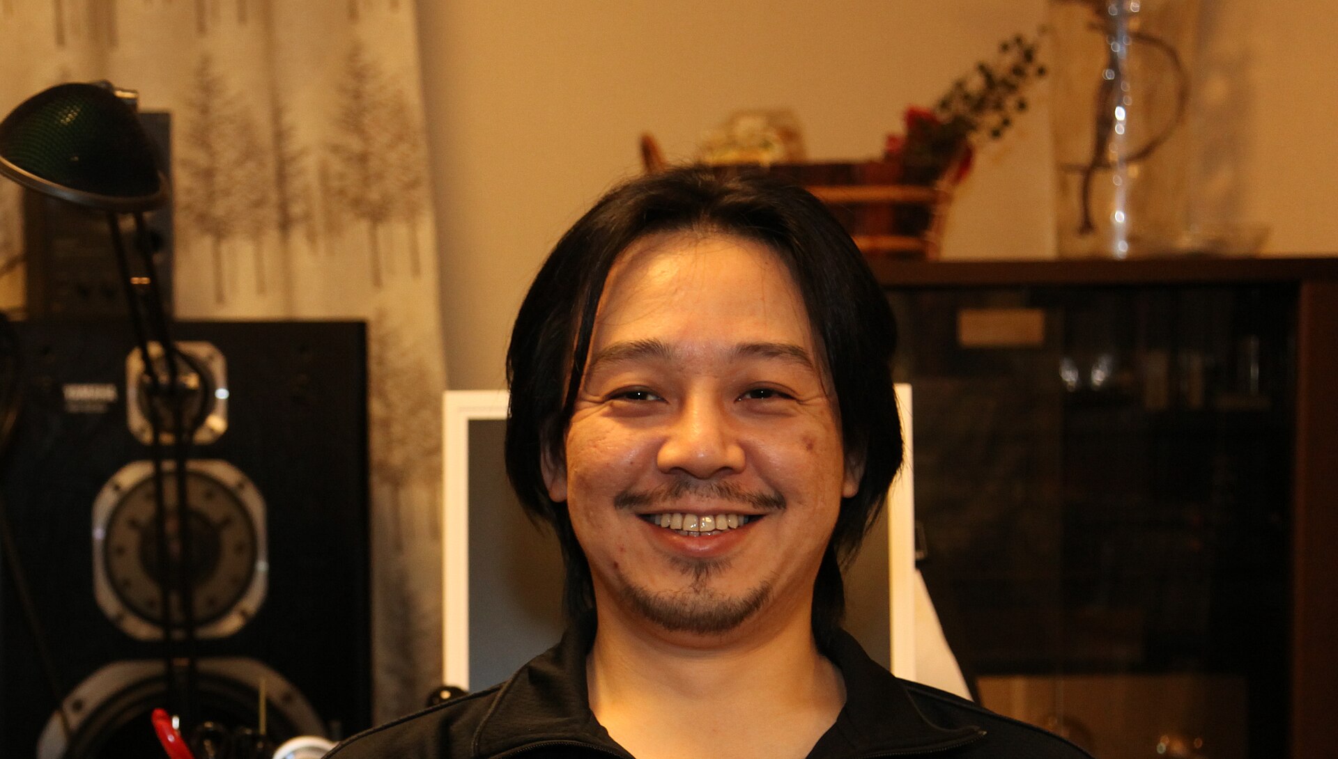 Imagem de referência de Hitoshi Sakimoto, descrito nos dados abertos como compositor japonês