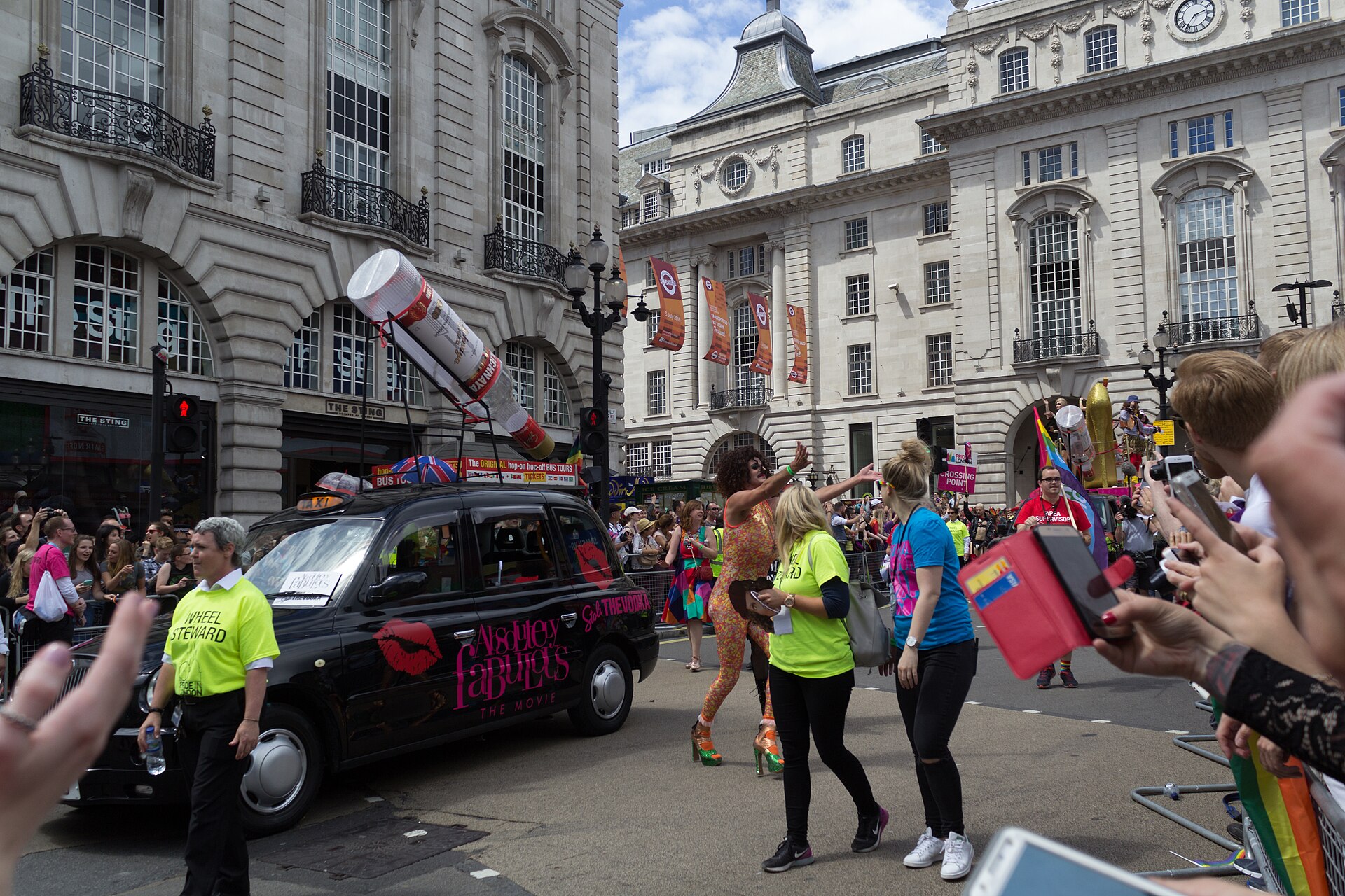 Imagem de referência relacionada a Absolutely Fabulous: O Filme, item descrito como filme de 2016 dirigido por Mandie Fletcher