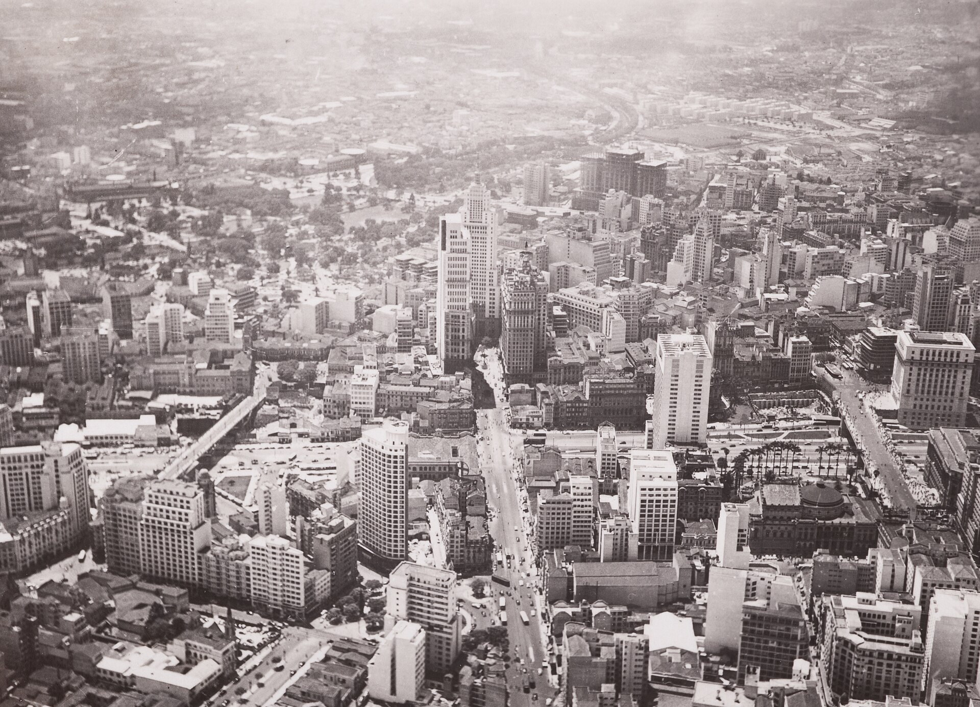 Imagem de referência de Vista aérea do Centro. São Paulo/Sp, descrito nos dados abertos como obra da coleção do Museu Paulista - 1