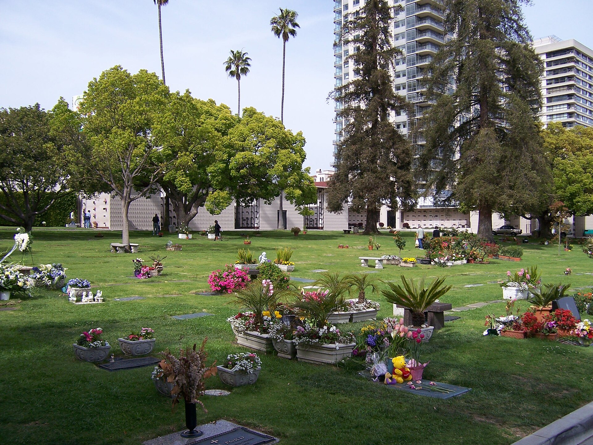 Imagem de referência de Pierce Brothers Westwood Village Memorial Park and Mortuary, descrito nos dados abertos como cemitério em Westwood, Los Angeles, Califórnia