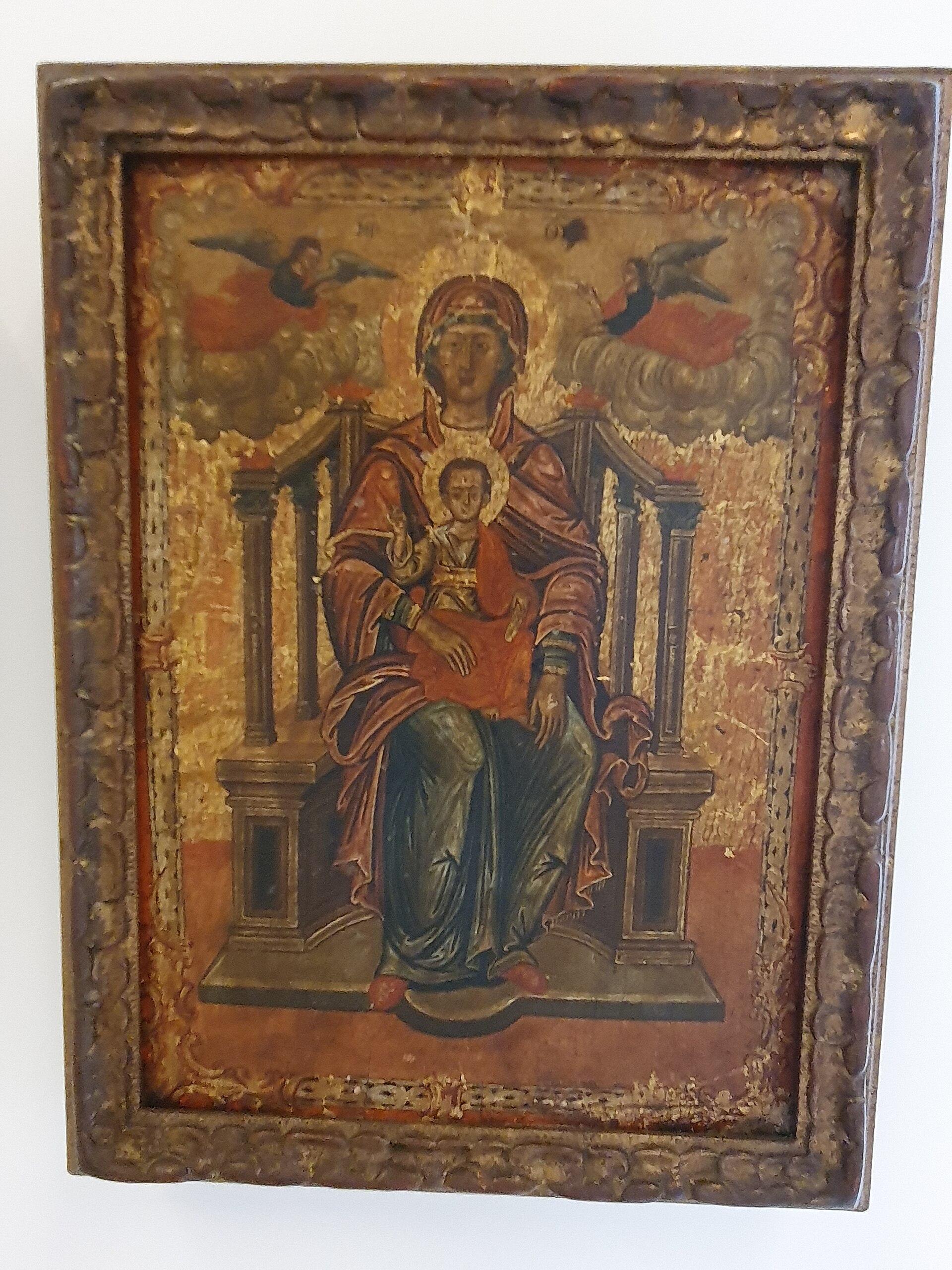 Imagem de referência de Virgem de Majestade com o Menino, descrito nos dados abertos como têmpera sobre madeira de autor desconhecido do século XVII no Museu de Setúbal