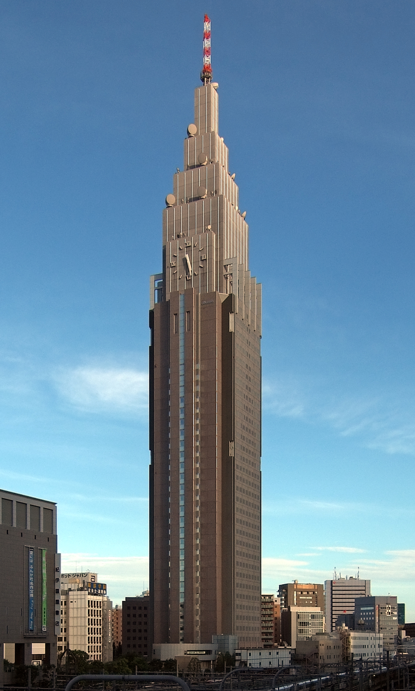Imagem de referência de NTT DoCoMo Yoyogi Building, descrito nos dados abertos como um arranha-céu em Tóquio
