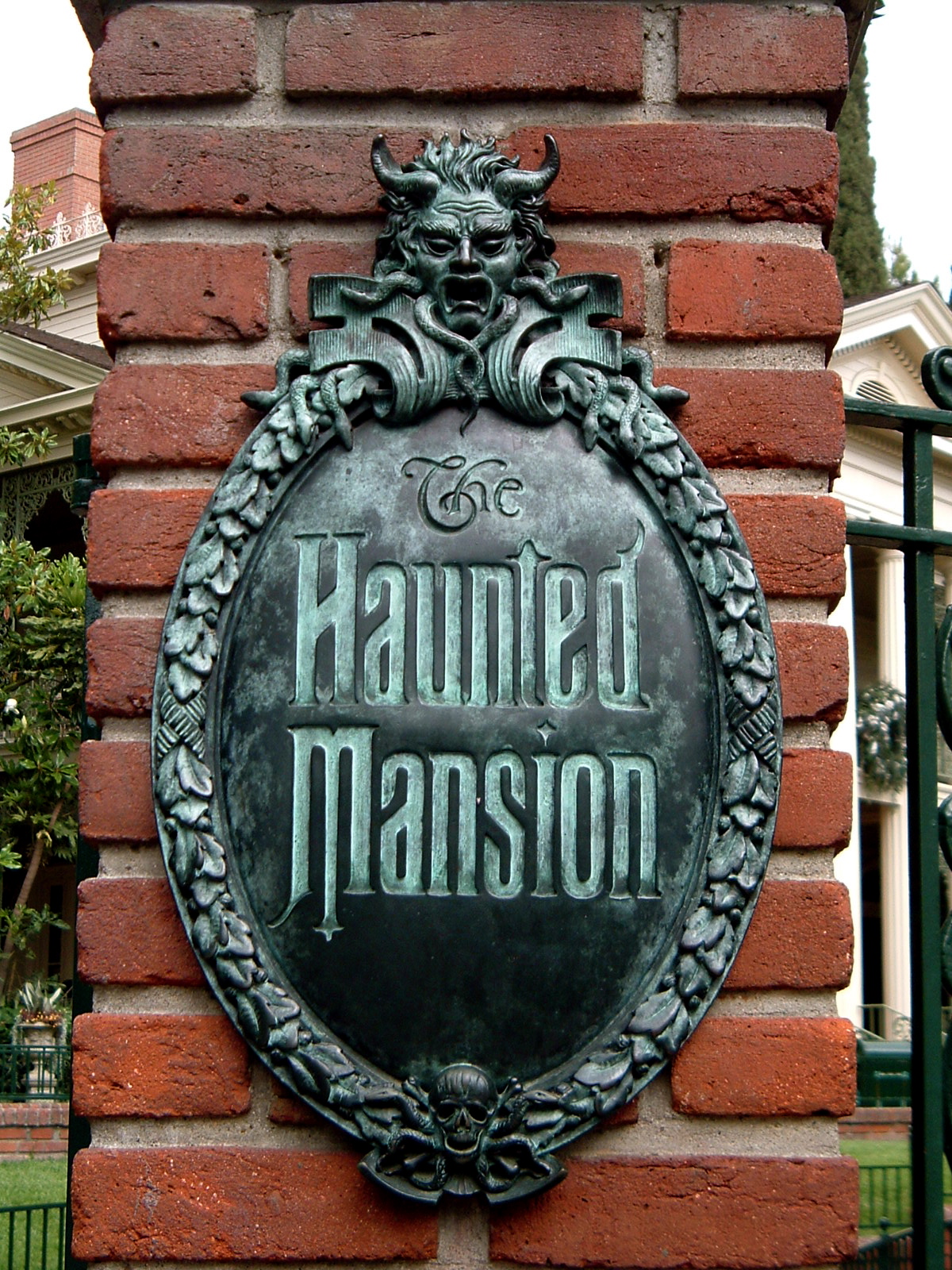 Imagem de referência relacionada a Haunted Mansion, item descrito como filme de 2023 dirigido por Justin Simien