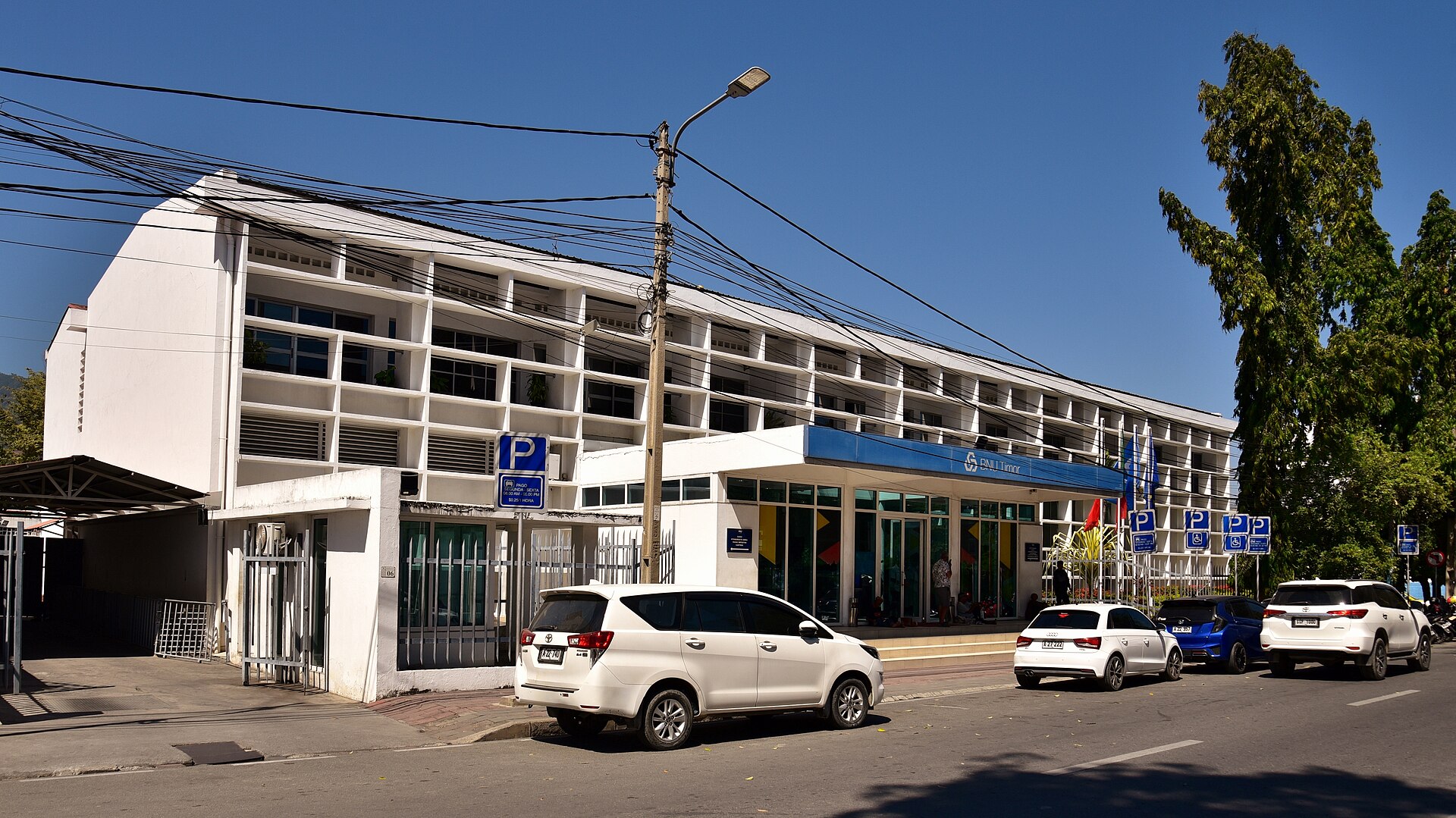 Imagem de referência relacionada a Banco Nacional Ultramarino de Timor Leste, item descrito como banco português em Dili, Timor-Leste