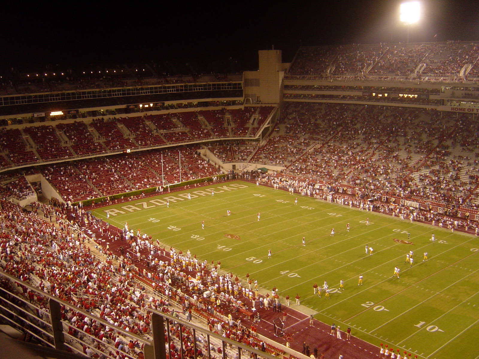 Imagem de referência de Donald W. Reynolds Razorback Stadium, descrito nos dados abertos como estádio em Arkansas, Estados Unidos