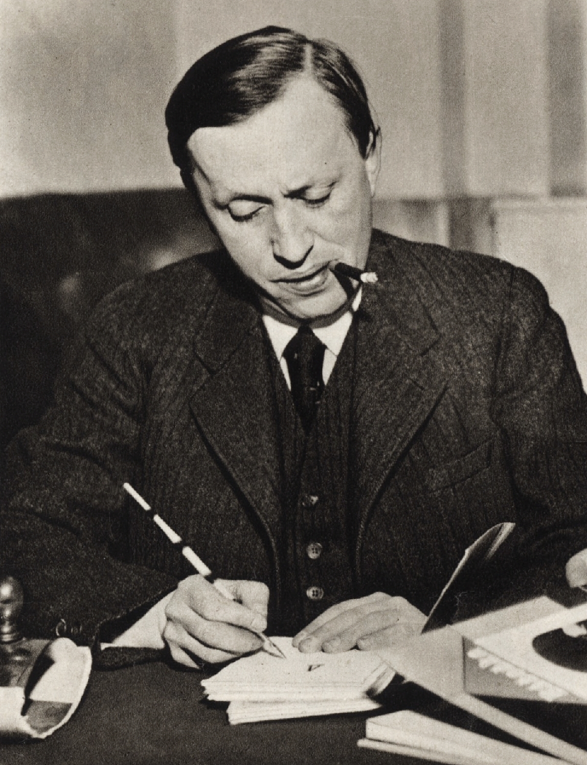 Imagem de referência de Karel Čapek, descrito nos dados abertos como escritor tcheco (1890–1938)