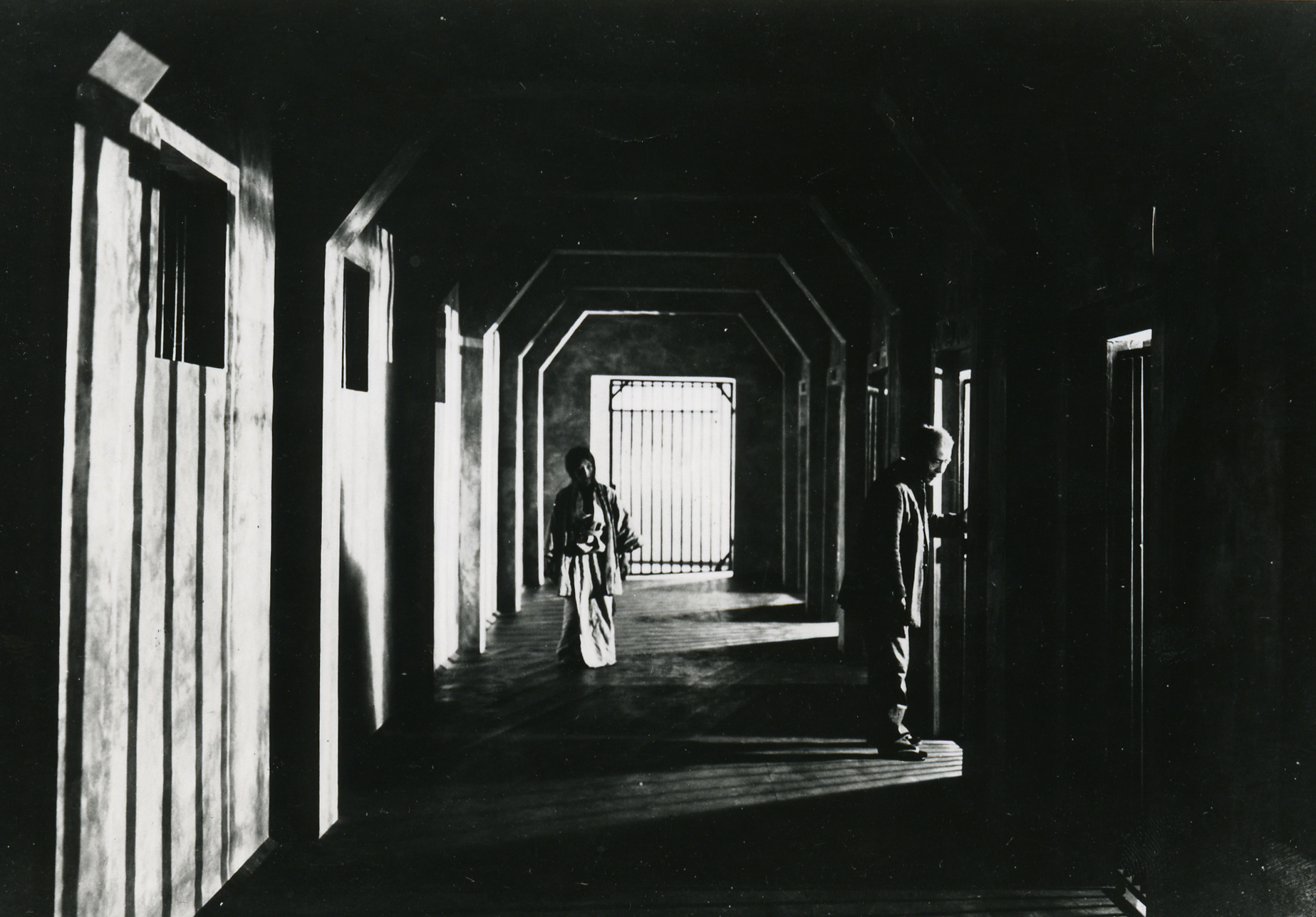 Imagem de referência de Uma página de loucura, descrito nos dados abertos como filme de 1926 dirigido por Teinosuke Kinugasa