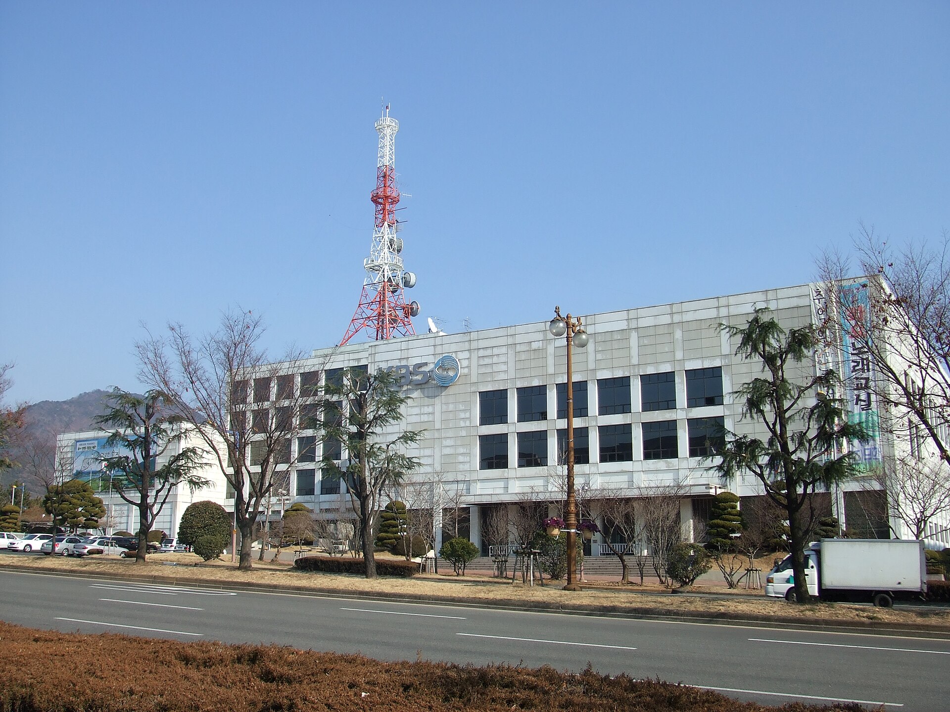 Imagem de referência de Korean Broadcasting System, descrito nos dados abertos como emissora de serviço público sul-coreana