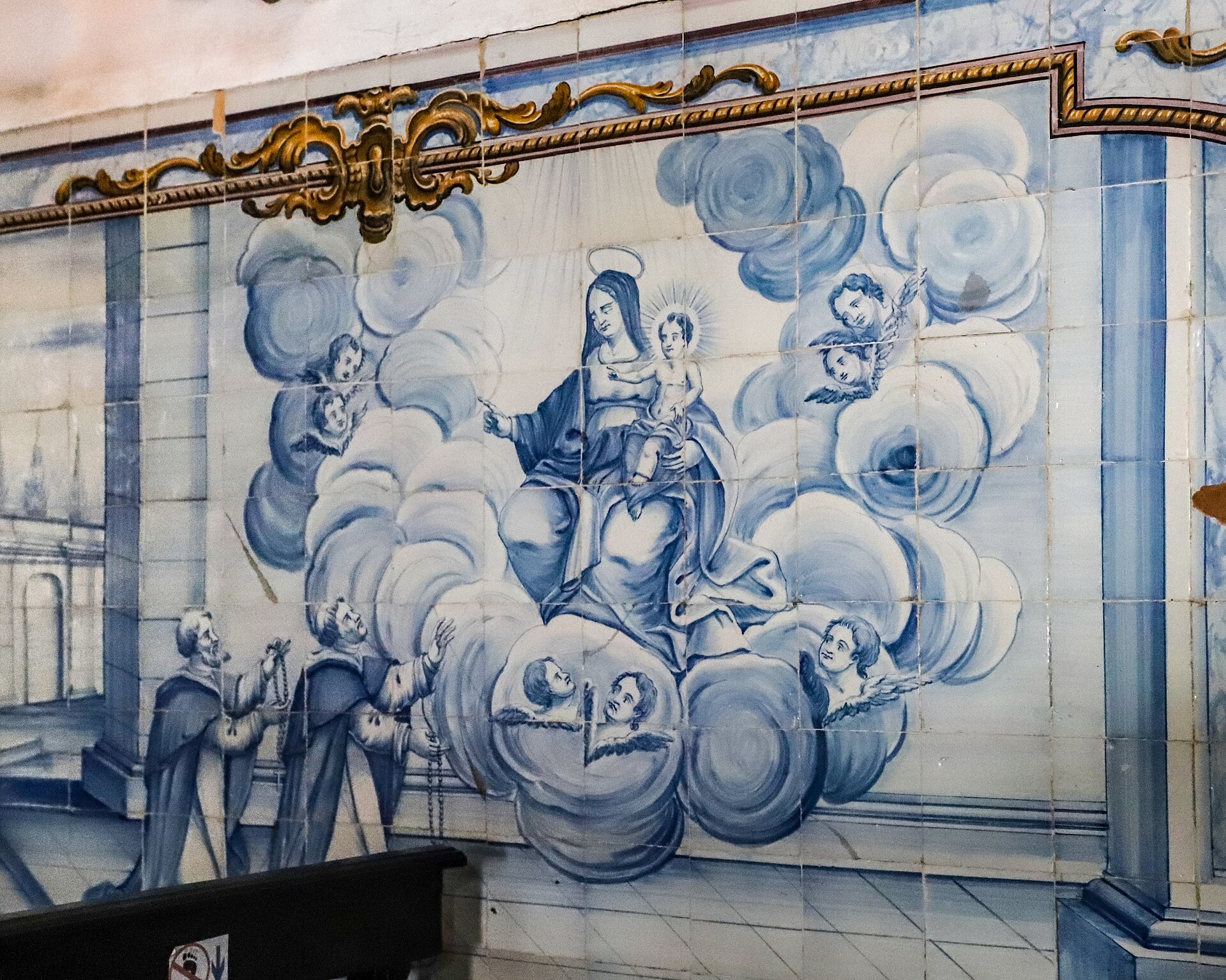 Imagem de referência de Dois dominicanos ajoelhados imploram a Virgem entre nuvens, descrito nos dados abertos como painel de azulejos na Igreja de Nossa Senhora do Rosário, Salvador