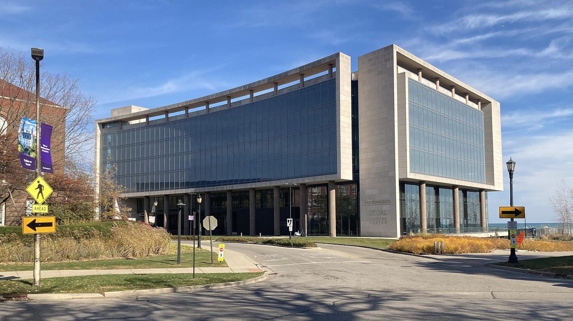 Imagem de referência de Centro de visitantes Segal, descrito nos dados abertos como centro de visitantes da Universidade Northwestern, Evanston, Illinois, EUA