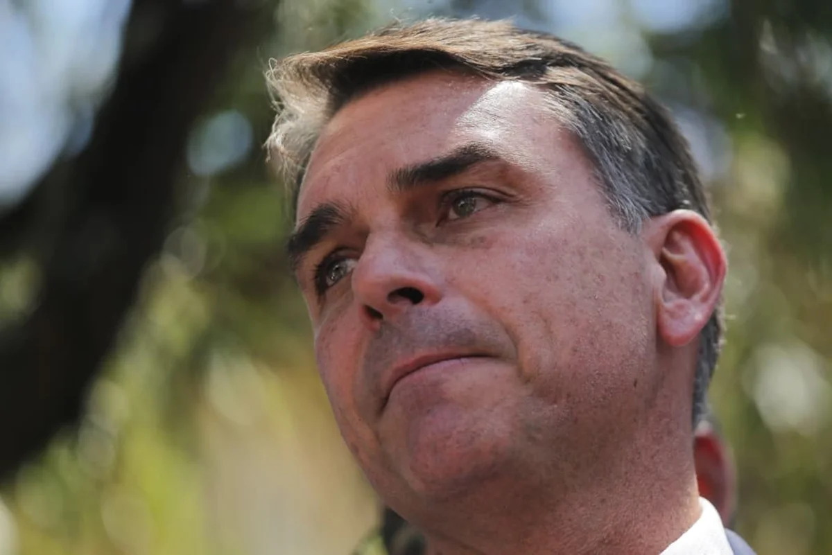 Lindbergh Farias aciona PF e pede investigação de Flávio no caso INSS