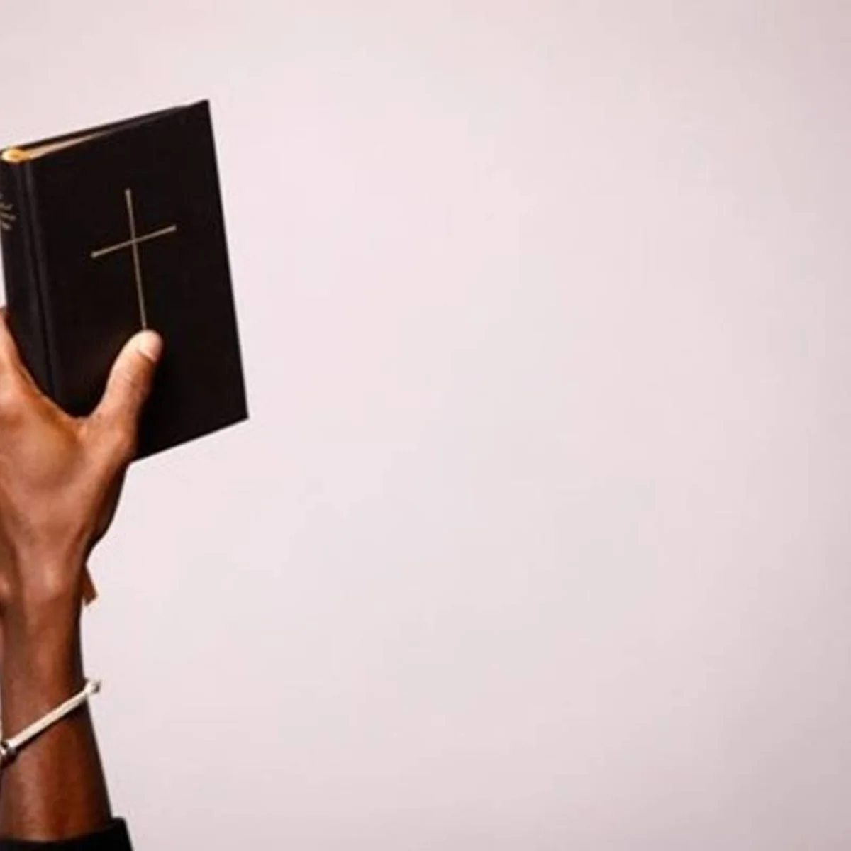 Pastor demitido após apresentar 88 atestados alegou intolerância religiosa