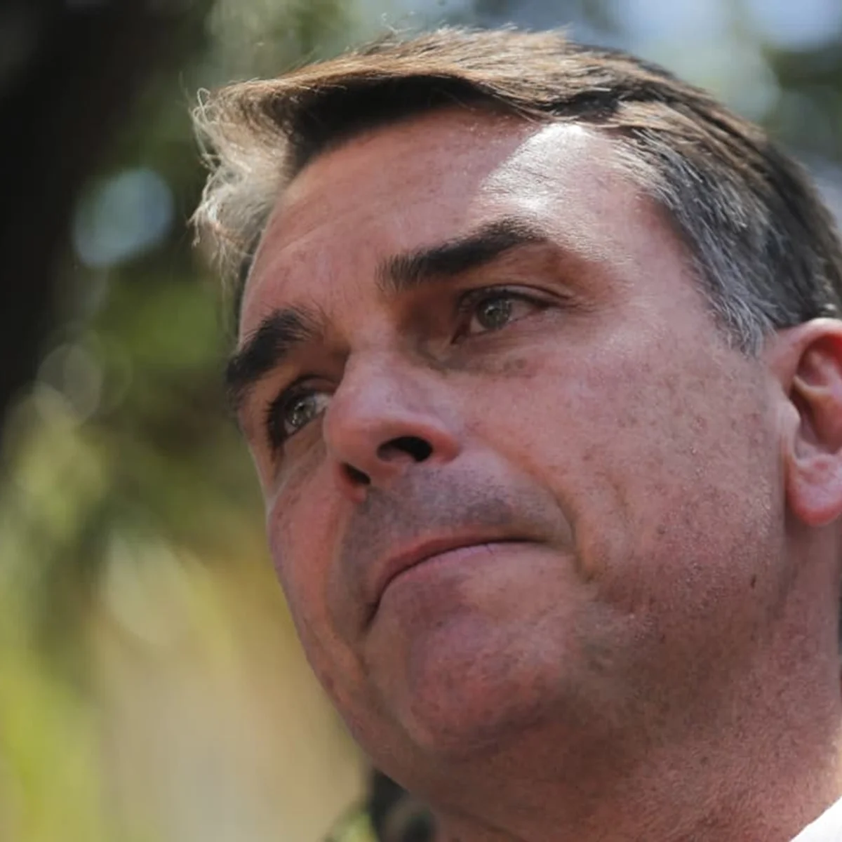 Lindbergh Farias aciona PF e pede investigação de Flávio no caso INSS