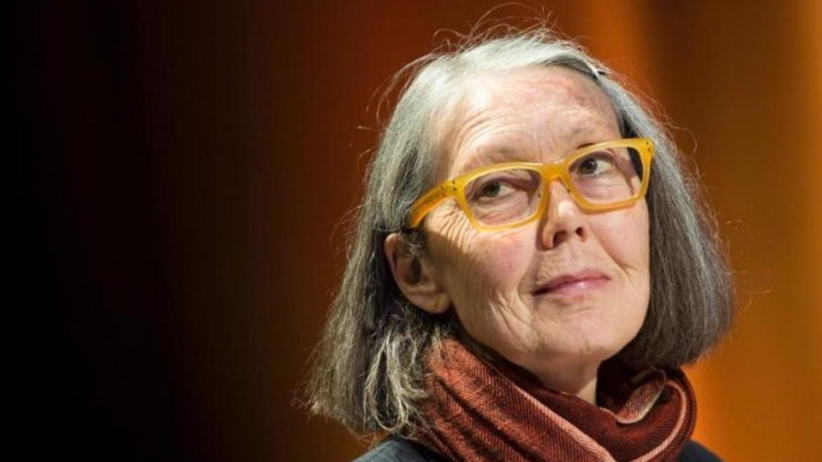Prêmio Nobel de Literatura 2026 vai para a escritora canadense Anne Carson