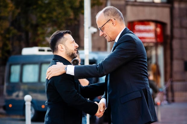 A Rússia ataca a ponte de Kiev enquanto o chanceler alemão visita a Ucrânia em demonstração de apoio