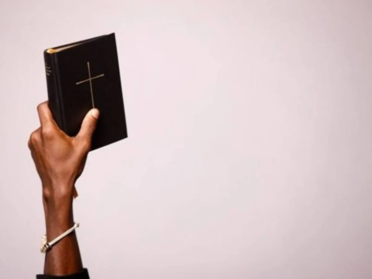 Pastor demitido após apresentar 88 atestados alegou intolerância religiosa