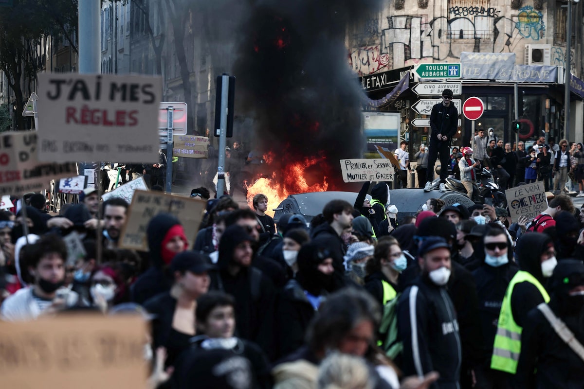 França anuncia novos toques de recolher após medidas ajudarem a conter protestos e saques no país