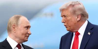 Trump e Putin conversando durante uma visita ao Alasca Foto: Reuters / BBC News Brasil