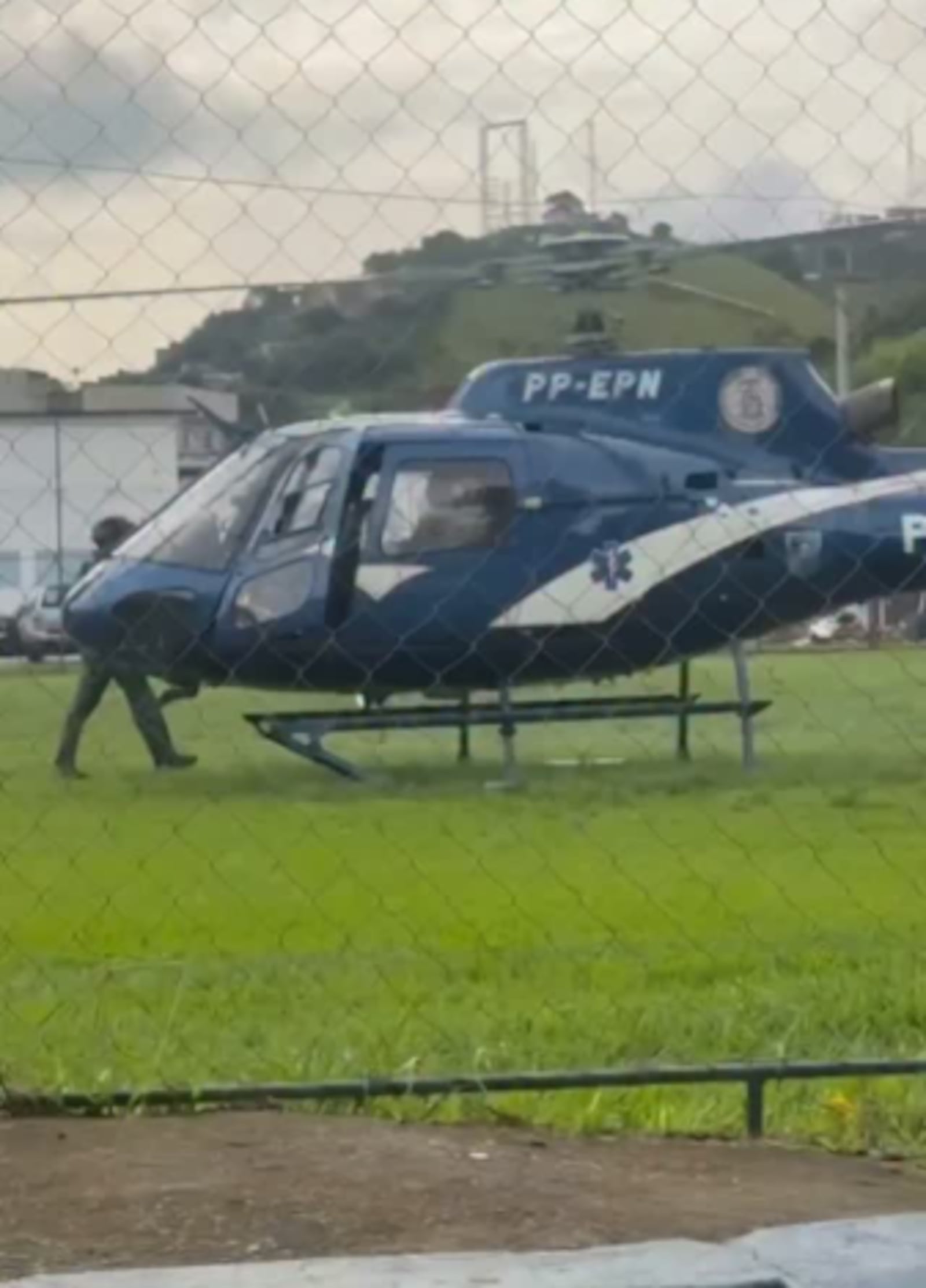 Equipes do Bope chegaram de helicóptero a Volta Redonda para reforçar a operação policial no Complexo da Vila Brasília