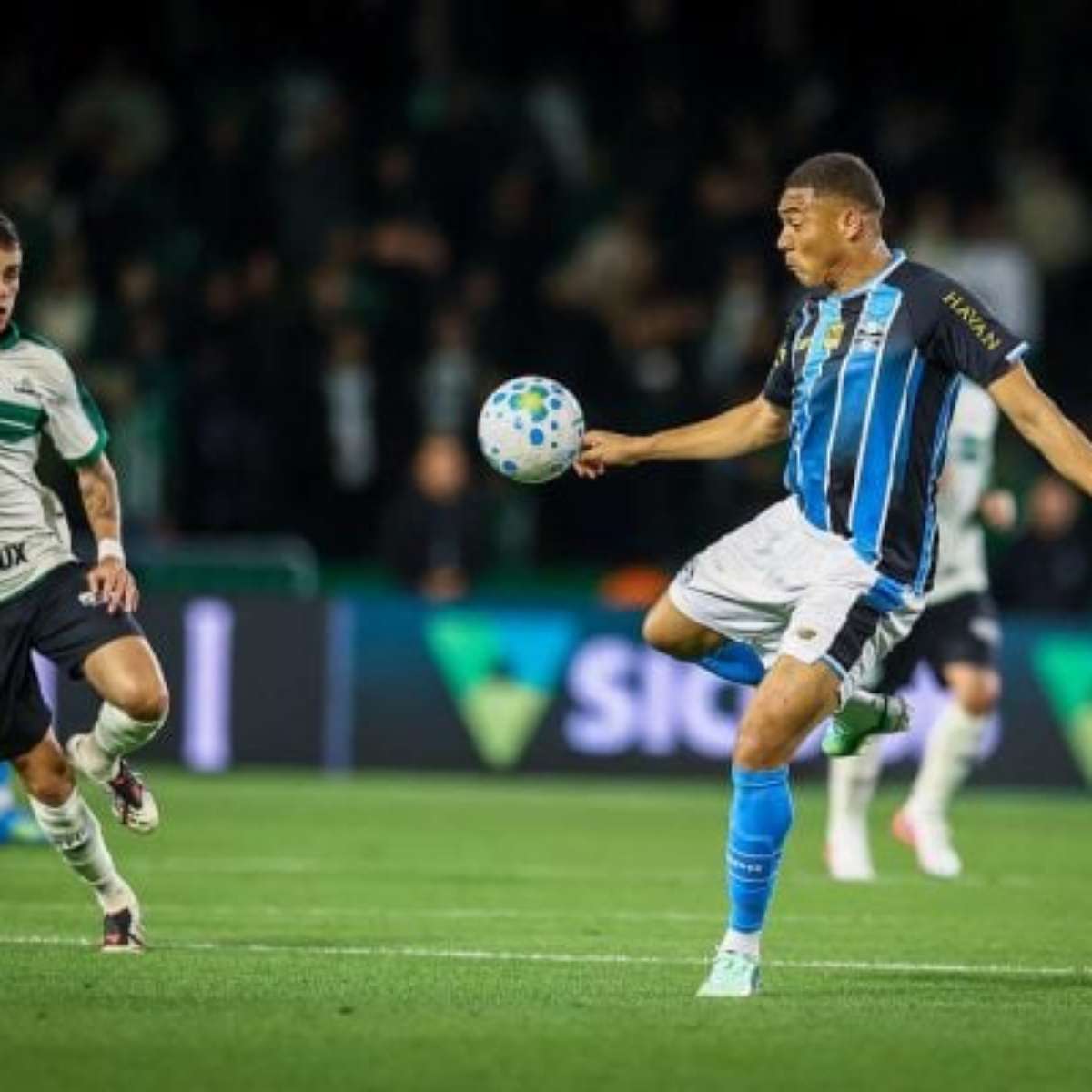 Com gol no fim, Grêmio bate Coritiba e vence a primeira como visitante