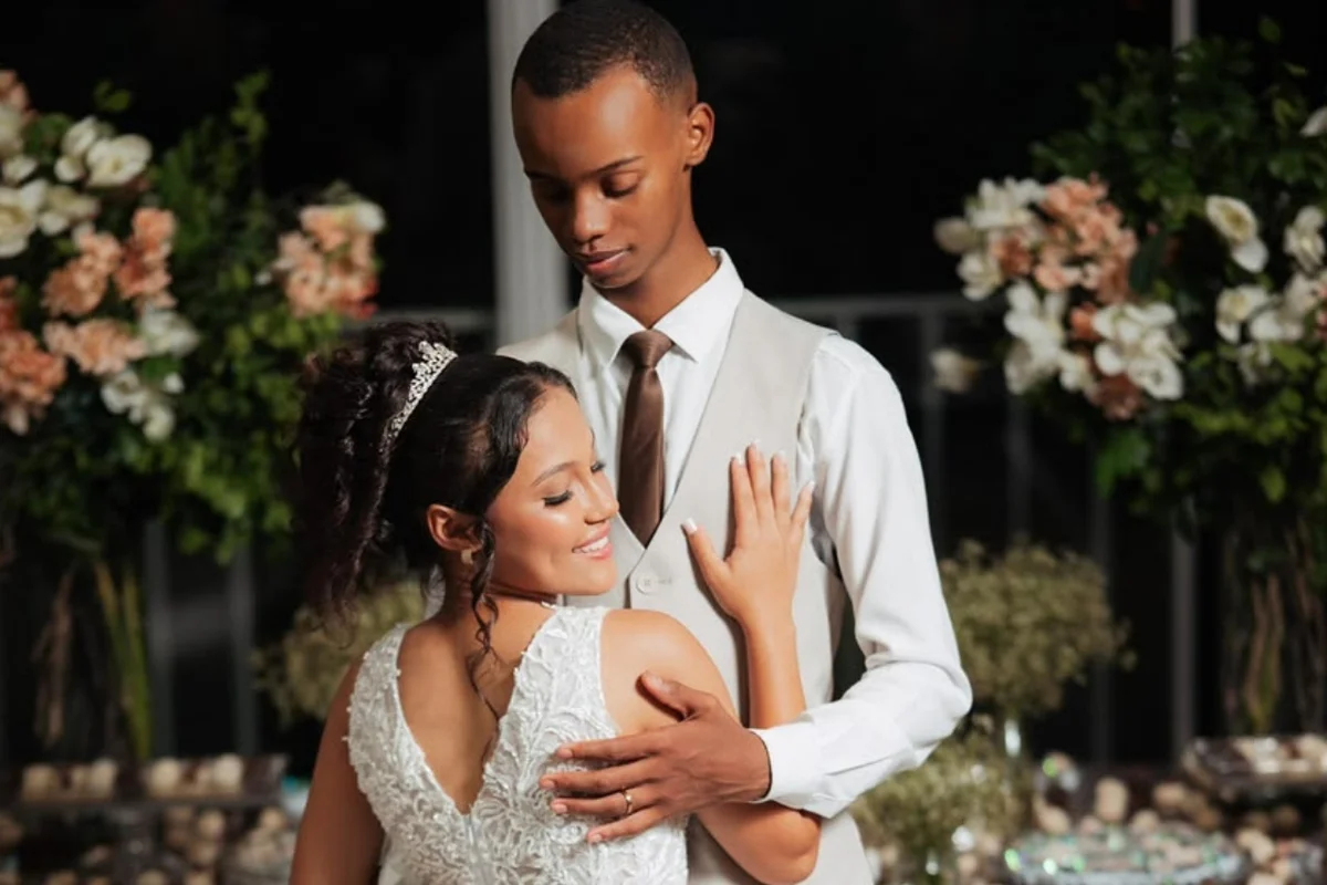 Jovem promete não chorar no casamento, mas desmaia duas vezes em Minas