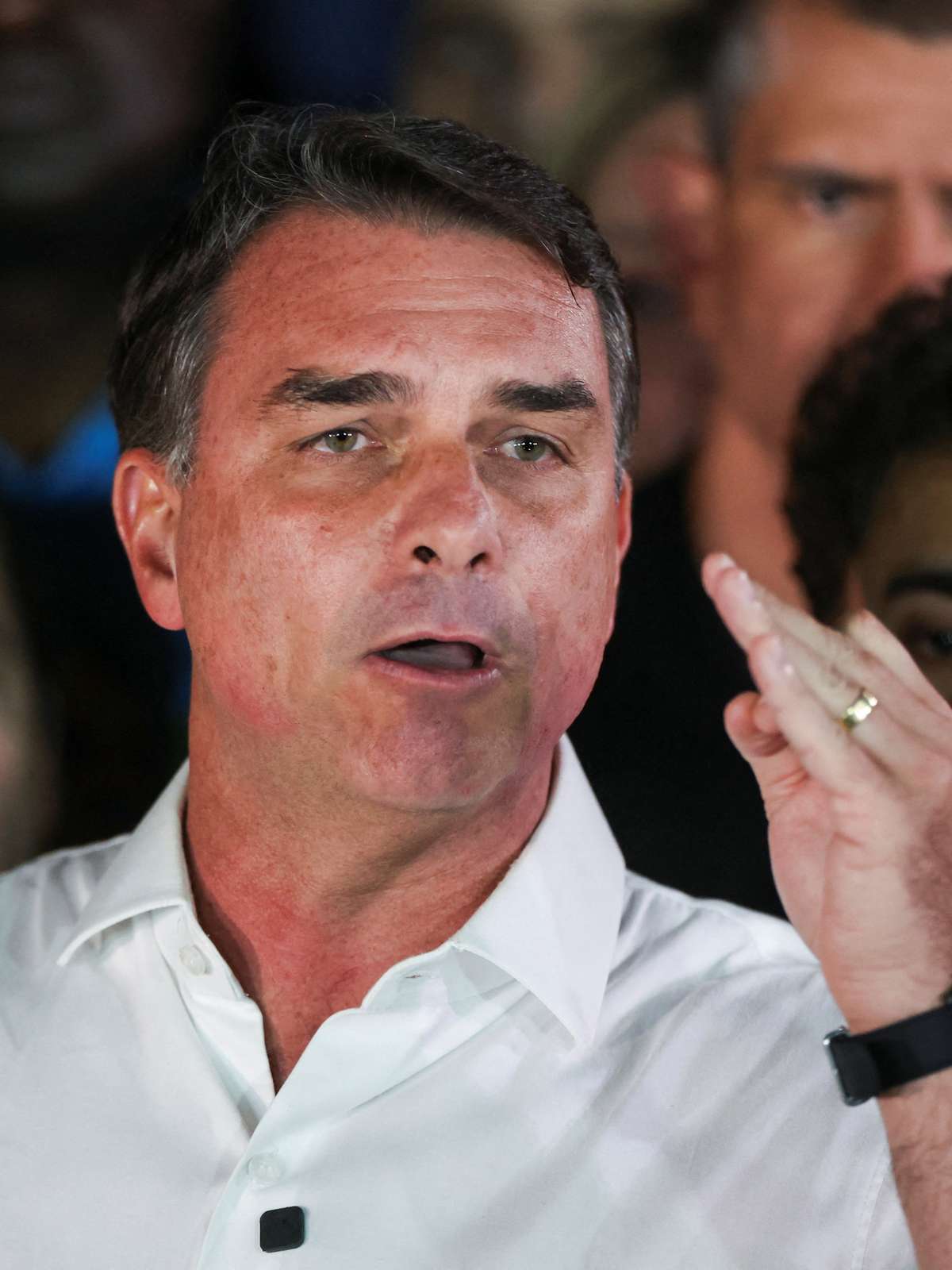 Tensão, choro e clima de velório: os bastidores da derrota de Flávio Bolsonaro no ‘QG’ em Brasília