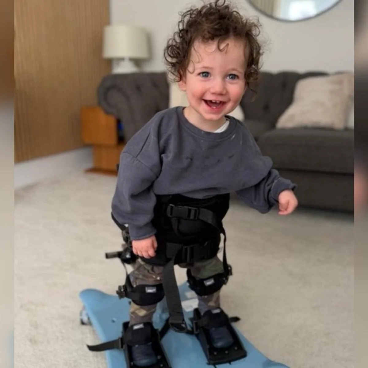 Bebê tem doença rara que pode causar paralisia em momentos de empolgação