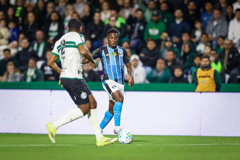 Com gol no fim, Grêmio bate Coritiba e vence a primeira como visitante
