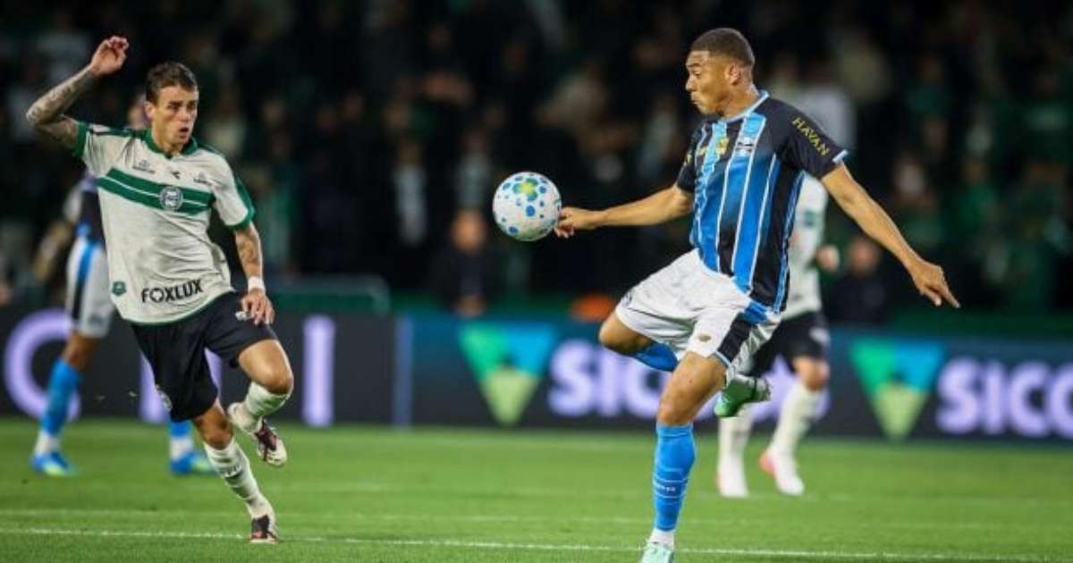 Com gol no fim, Grêmio bate Coritiba e vence a primeira como visitante