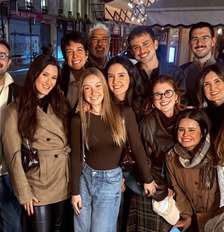 O animado grupo que se reuniu em Paris para o aniversário dos trigêmeos Foto: Reprodução