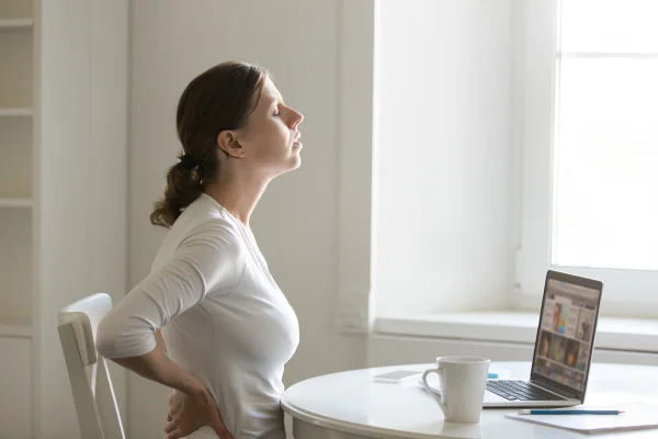 Existe postura ideal? Fisioterapeuta explica como evitar dores na coluna