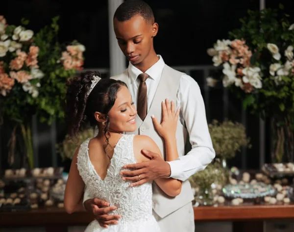 Jovem promete não chorar no casamento, mas desmaia duas vezes em Minas