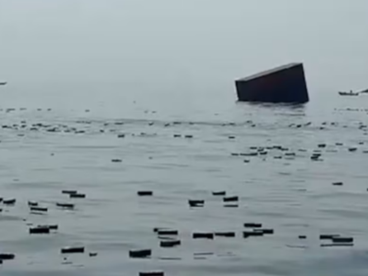 IPhones ficam à deriva no Estreito de Ormuz após navio ser atingido por mina; veja o vídeo