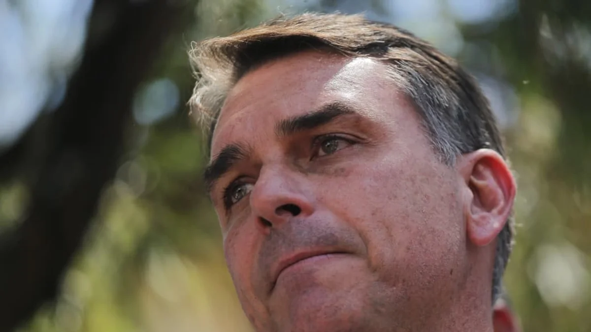 Lindbergh Farias aciona PF e pede investigação de Flávio no caso INSS