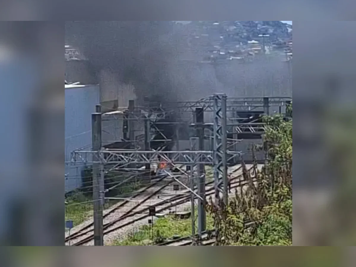 Avião de pequeno porte cai próximo a estação de metrô em BH