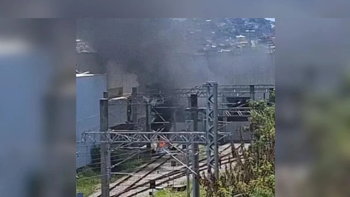 Avião de pequeno porte cai próximo a estação de metrô em BH