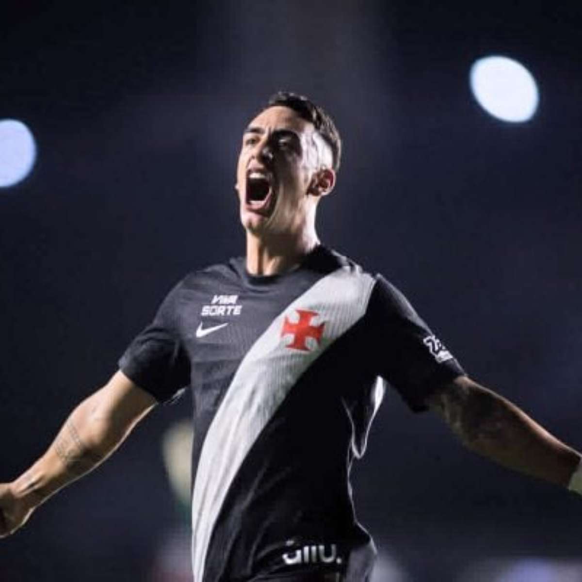 Marino desencanta, e Vasco vira contra o Corinthians em São Januário