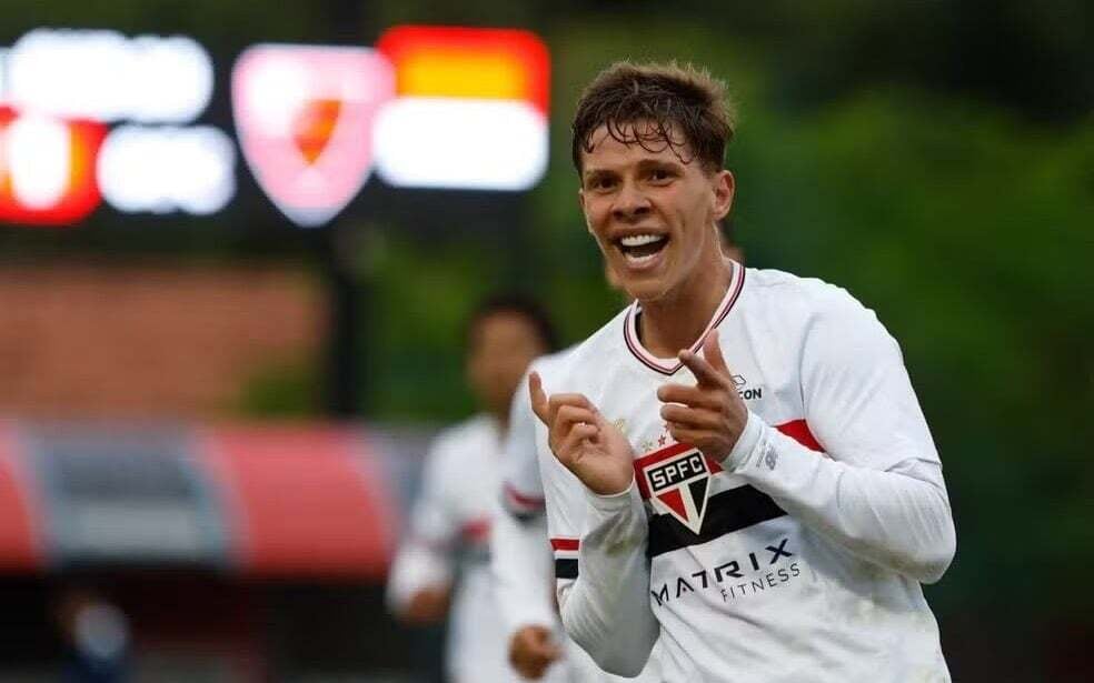 Massis adia renovação de atacante do São Paulo, que está na mira de três times do exterior
