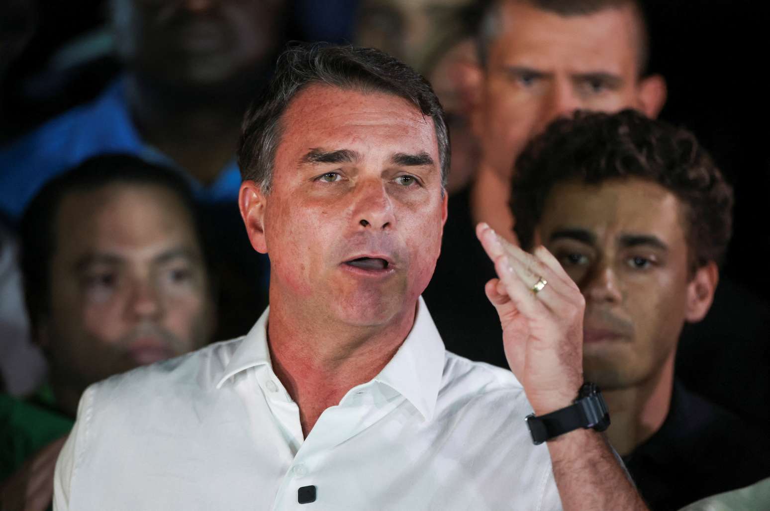 Flávio Bolsonaro afirmou que é impossível aceitar a derrota