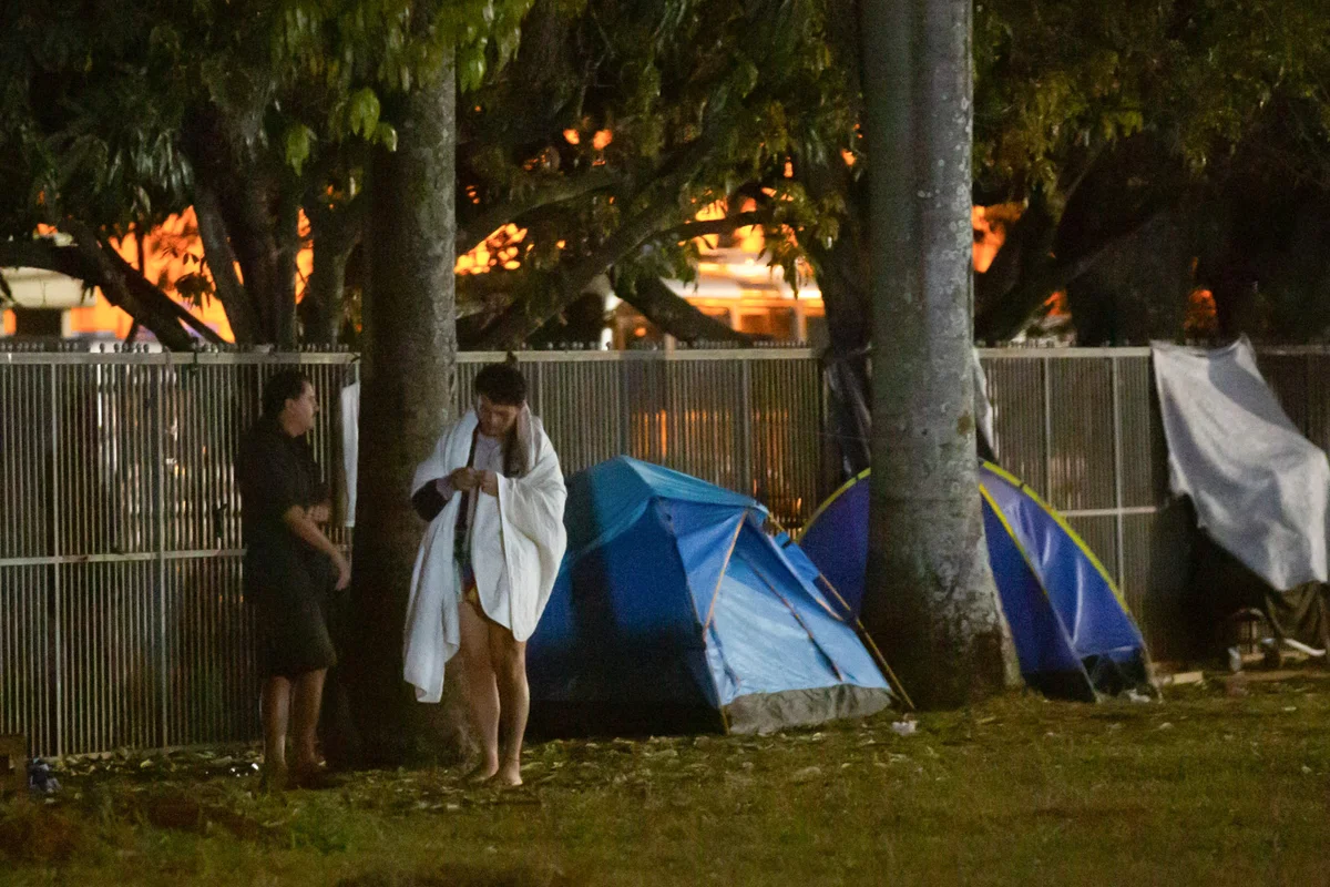 Moradores de rua se protegem da baixa temperatura, após defesa Civil emitir alerta para onda de frio no Distrito Federal Metrópoles